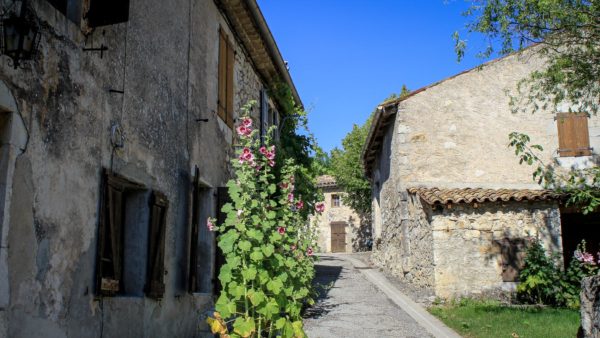 vieux village dans la vallée de la Roanne